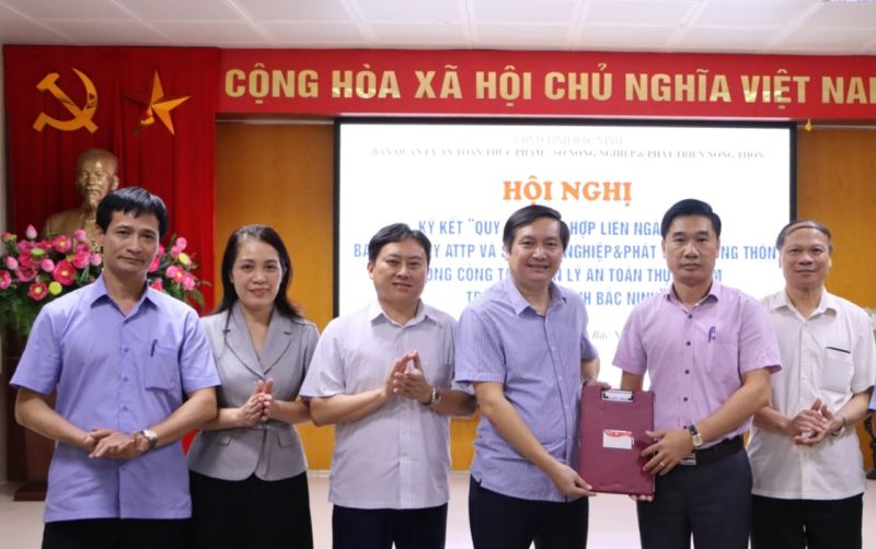 Lãnh đạo Ban Quản lý An toàn thực phẩm tỉnh Bắc Ninh và Sở Nông nghiệp& Phát triển nông thôn ký Qui chế phối hợp quản lý an toàn thực phẩm.