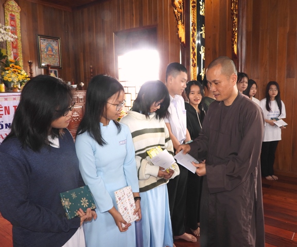 Chương trình còn dành riêng trao cho các em học sinh, có kết quả xuất sắc .