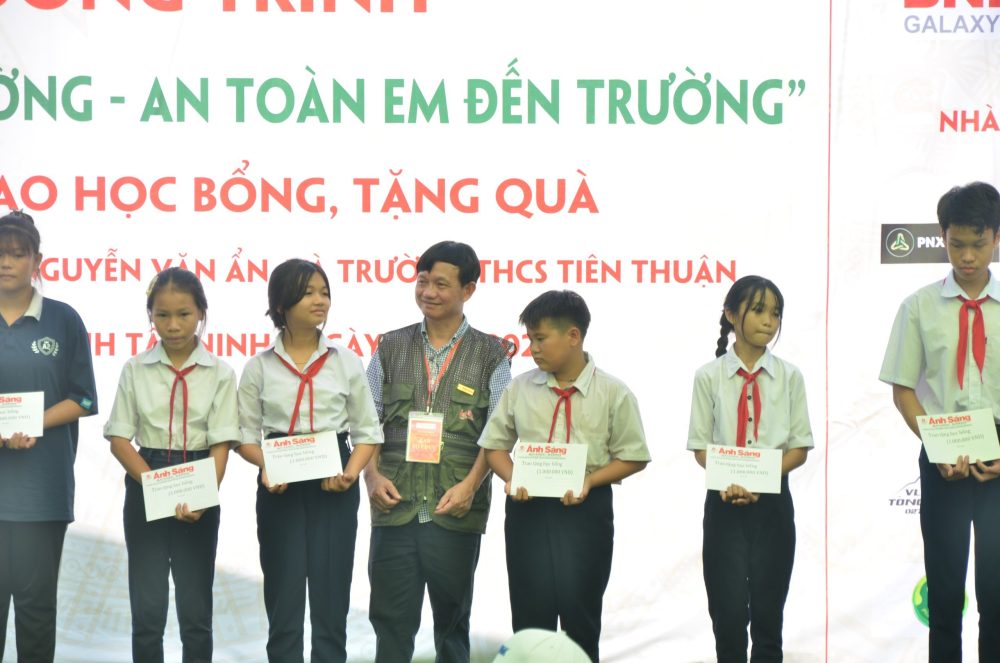 Tặng học bổng cho các em học sinh nghèo hiếu học