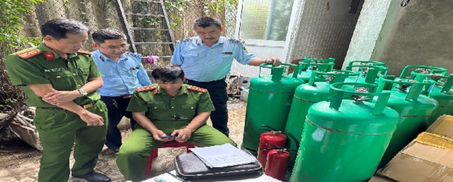 Cơ quan chức năng kiểm tra bình gas loại 45kg. Ảnh: V.Sang.