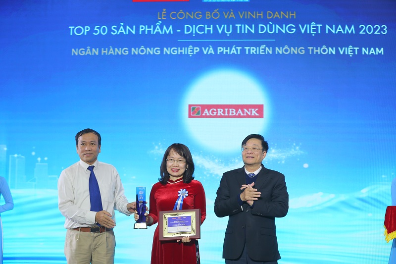 Bà Phan Thị Thanh Hà - Quyền Giám đốc Trung tâm thẻ Agribank lên nhận giải thưởng