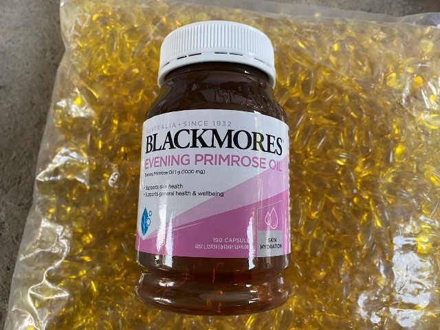 Đại diện nhãn hiệu Blackmores bước đầu nhận định sản phẩm Blackmores Evening Primrose Oil tại cơ sở sản xuất mà lực lượng chức năng kiểm tra có dấu hiệu làm giả.