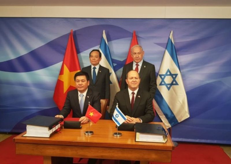 Phó thủ tướng Trần Lưu Quang và Thủ tướng Israel Benjamin Netanyahu chứng kiến lễ ký kết FTA Việt Nam-Israel (VIFTA).