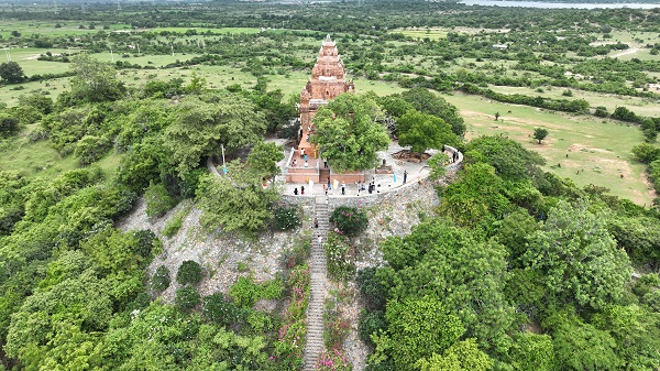 Tháp cổ Po Rome tại làng Hậu Sanh, xã Phước Hữu, huyện Ninh Phước, Ninh Thuận, một điểm rất thu hút khách du lịch