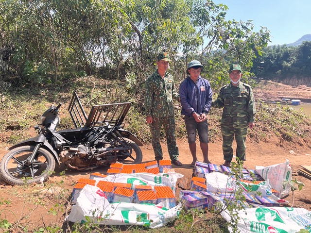 Đối tượng Lê Cảnh Thanh bị bắt giữ khi đang vận chuyển 58 hộp pháo qua biên giới.