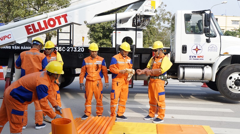 Công nhân của Công ty Điện lực Thanh Hóa đang làm việc.