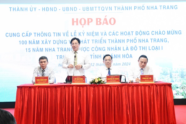 Bí thư thành ủy Nha Trang Hồ Văn Mừng trả lời báo chí