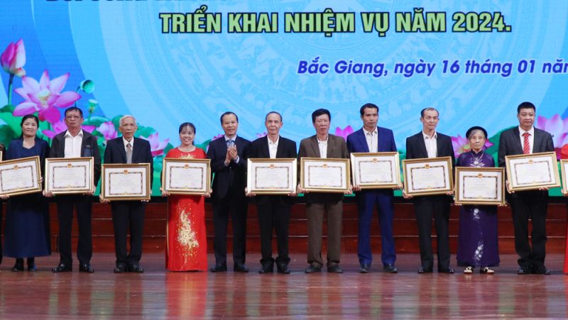 Đồng chí Mai Sơn, Phó Chủ tịch Thường trực UBND tỉnh, Trưởng BCĐ tỉnh trao Bằng khen của Chủ tịch UBND tỉnh cho các gia đình văn hóa tiêu biểu.