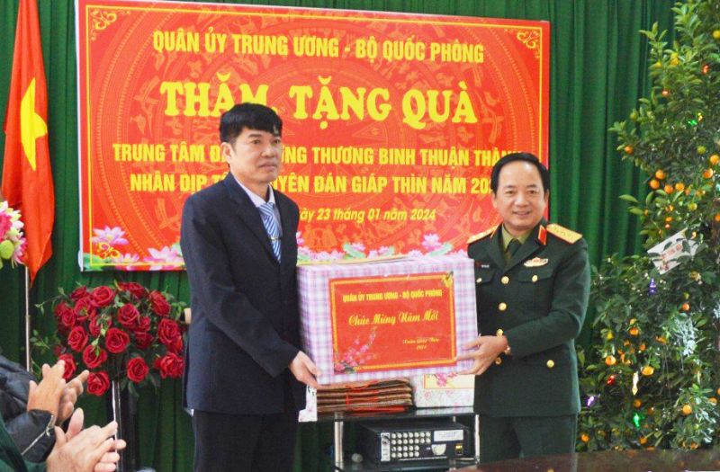 Thượng tướng Trịnh Văn Quyết, Ủy viên Ban Chấp hành Trung ương Đảng, Phó Chủ nhiệm Tổng cục Chính trị Quân đội nhân dân Việt Nam thay mặt Quân ủy Trung ương, Bộ Quốc phòng về thăm, chúc tết tại Trung tâm Điều dưỡng thương binh Thuận Thành.