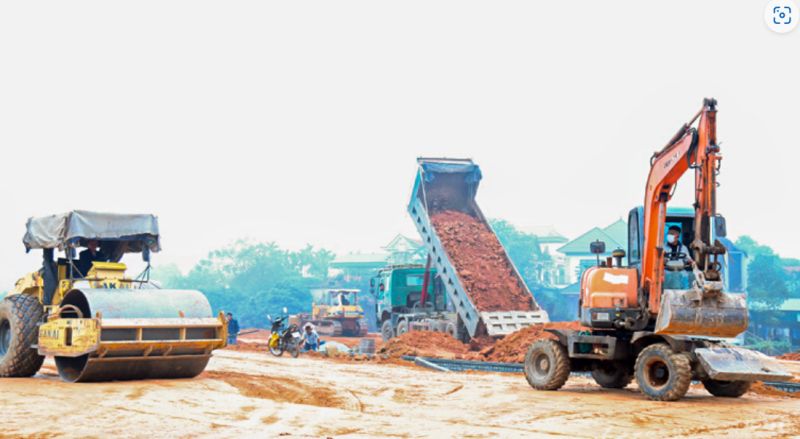 Các nhà thầu thi công đang hoàn thiện hạ tầng kỹ thuật bên trong khu định cư phục vụ giải phóng mặt bằng dự án Trung tâm Logicstics ICD Vĩnh Phúc.