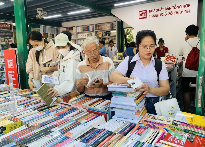 Người dân, du khách đến tham quan, mua sách tại Đường sách TP. Hồ Chí Minh