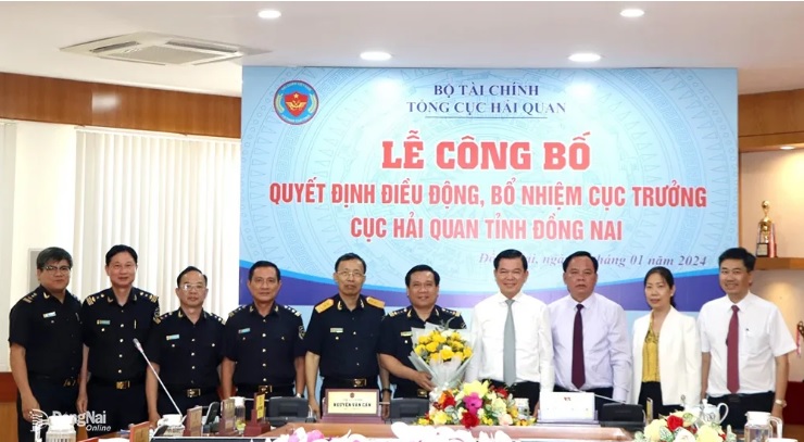 Lãnh đạo tỉnh Đồng Nai tặng hoa chúc mừng và chụp hình lưu niệm với Ban lãnh đạo Cục HQĐN.