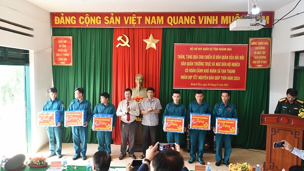 Ông Trần Ngọc Sanh- Trưởng ban pháp chế và ông Bùi Thanh Bình- Trương ban KTNS của HĐND tỉnh tặng quà các tàu