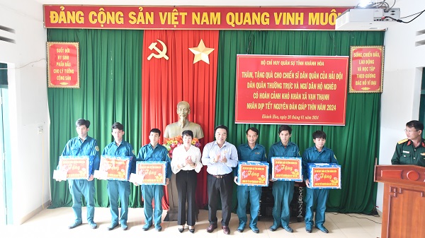 Bà Lê Thị Mai Liên- Trưởng ban Dân tộc HĐND tỉnh và ông Đoàn Minh Long- Chủ tịch Hội Nhà báo tỉnh tặng quà các chiến sĩ có hoàn cảnh khó khăn