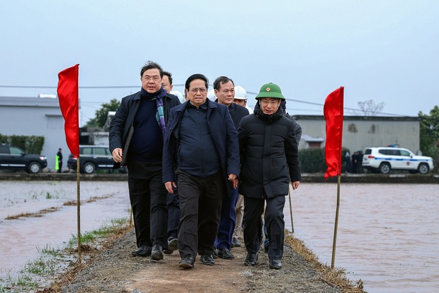 Thủ tướng Chính phủ cùng đoàn công tác kiểm tra thi công vị trí 13 trên địa bàn xã Nghĩa Hồng, huyện Nghĩa Hưng, tỉnh Nam Định - Ảnh: VGP/Nhật Bắc