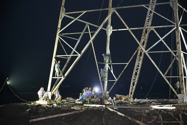 'Vượt nắng thắng mưa', 'xuyên lễ xuyên Tết' để hoàn thành đường dây 500 kV mạch 3 vào tháng 6/2024 - Ảnh: VGP/Nhật Bắc