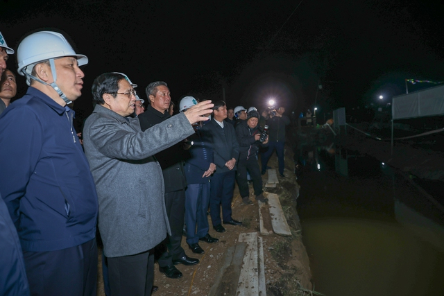 Thủ tướng Chính phủ cùng đoàn công tác kiểm tra thi công vị trí 100 ở xã Hà Hải, huyện Hà Trung, tỉnh Thanh Hóa - Ảnh: VGP/Nhật Bắc