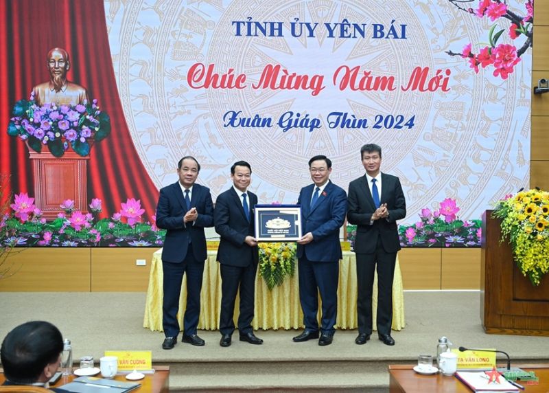 Chủ tịch Quốc hội trao quà tặng Ban Thường vụ Tỉnh ủy Yên Bái. Ảnh: DUY LINH