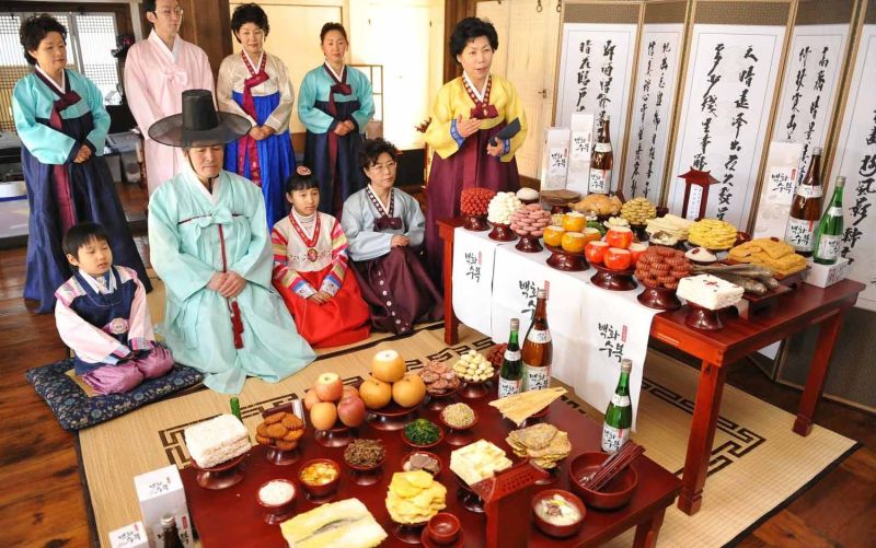 Người Hàn Quốc mặc trang phục hanbok truyền thống, làm lễ cúng tổ tiên mừng năm mới âm lịch.