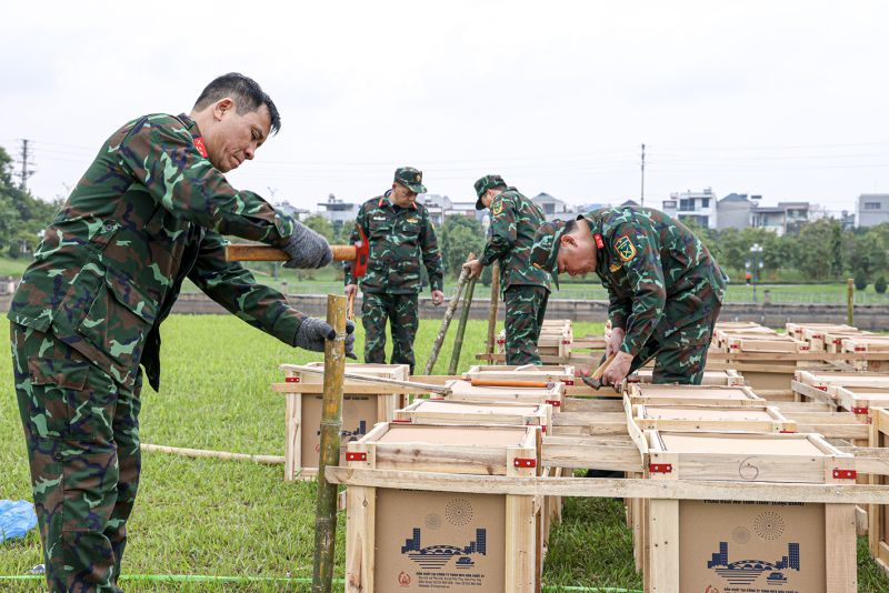 Các thùng pháo tầm thấp được Ngay từ sáng sớm, hàng chục cán bộ, chiến sĩ Ban Chỉ huy Quân sự thành phố cố định bằng nẹp gỗ, cọc tre, dây thép…