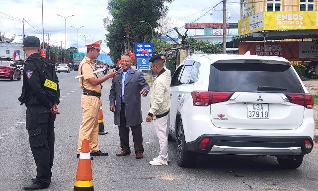 Người dân hợp tác với lực lượng chức năng trong việc đo nông độ cồn