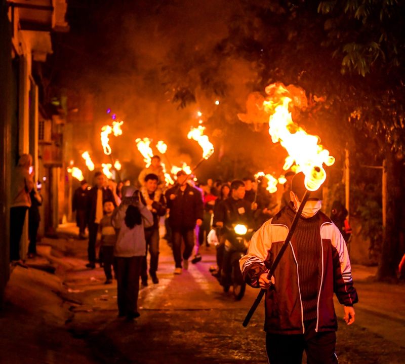 Lửa mang về nhà sẽ được dùng để thắp hương bàn thờ gia tiên, cúng trời đất và thổi vào bếp để mong cho năm mới làm ăn phát tài, phát lộc, mùa màng bội thu.