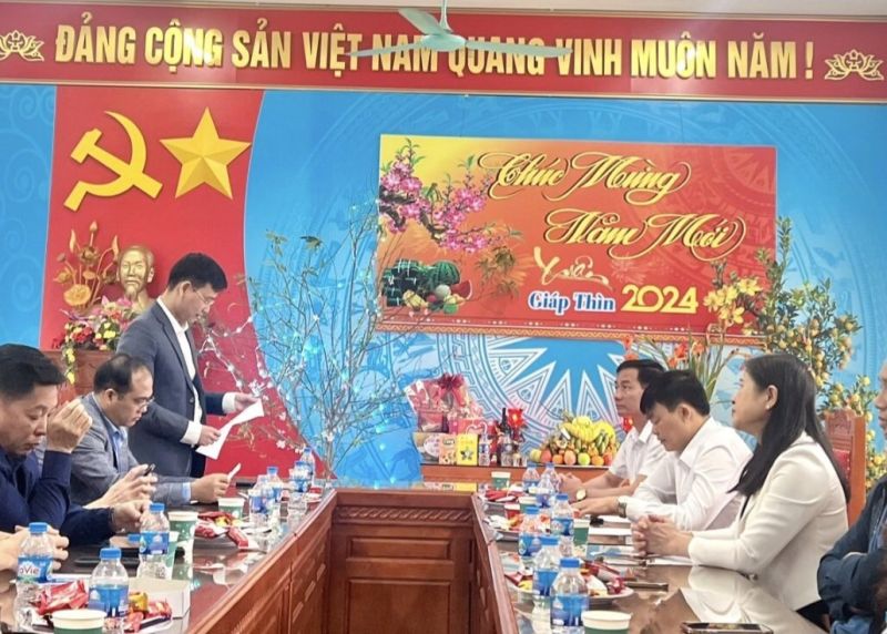 Đồng chí Dương Văn Thắng - Bí thư Đảng ủy xã Trung Mỹ chỉ đạo cán bộ, công chức, viên chức thực hiện nghiêm túc làm việc sau Tết Nguyên đán 2024.