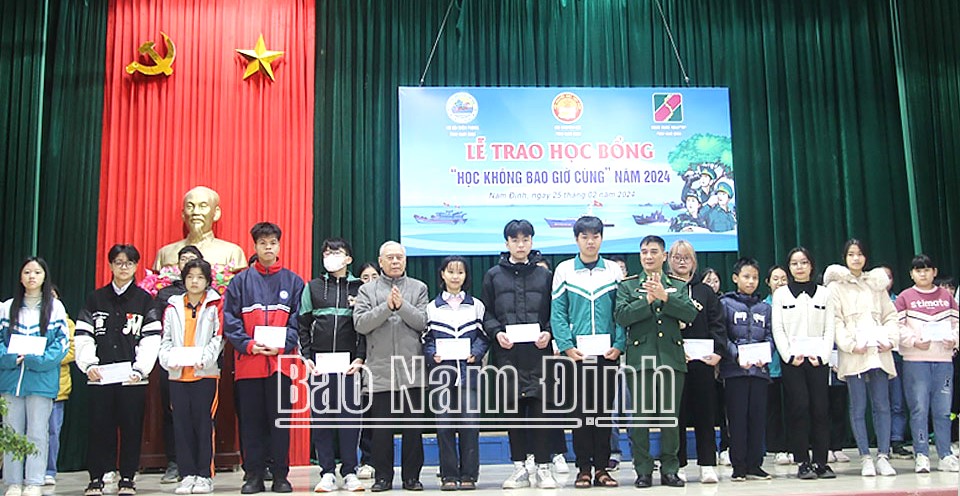 Lãnh đạo Bộ đội Biên phòng tỉnh và Hội Khuyến học tỉnh trao học bổng cho con của cán bộ, chiến sĩ Bộ đội Biên phòng tỉnh.