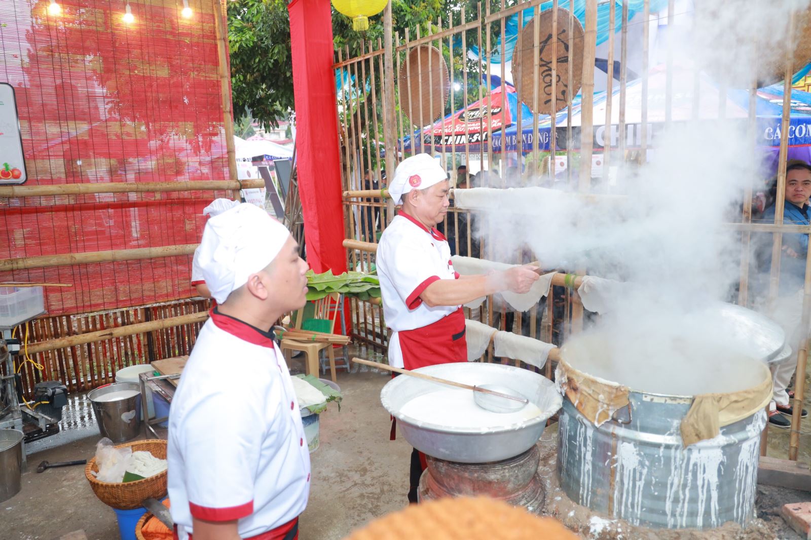 Các nghệ nhân phở là con em của làng Vân Cù từ khắp mọi miền đất nước đều tụ họp trong ngày hội.