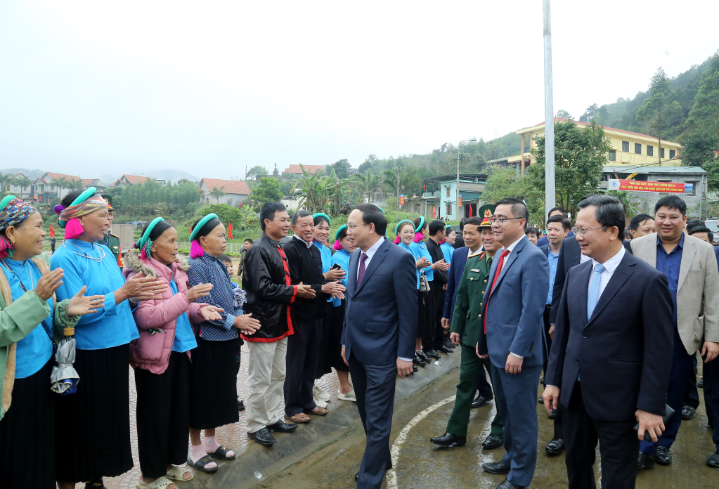 Ông Nguyễn Xuân Ký, Ủy viên Trung ương Đảng, Bí thư Tỉnh ủy, Chủ tịch HĐND tỉnh và ông Cao Tường Huy, Phó Bí thư Tỉnh ủy, Chủ tịch UBND tỉnh trò chuyện với bà con đồng bào dân tộc xã Đại Dực, huyện Tiên Yên.