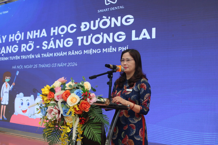 Cô Nguyễn Ngọc Huyền- Phó Hiệu trưởng trường THCS Phan Chu Trinh phát biểu tại ngày hội.