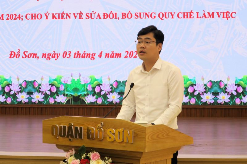 Đồng chí Nguyễn Quang Diện, Phó Bí thư Thường trực Quận ủy thông tin tinh hình thực hiện nhiệm vụ.