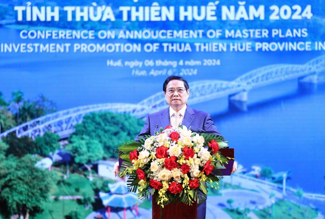 Thủ tướng Phạm Minh Chính nêu rõ, việc phát triển Thừa Thiên Huế toàn diện theo định hướng "bản sắc, thông minh, thích ứng, xanh, sạch, đẹp, an toàn, bền vững" là yêu cầu khách quan, lựa chọn chiến lược, ưu tiên hàng đầu, đặc biệt là phát triển công nghiệp văn hóa, kinh tế di sản - Ảnh: VGP/Nhật Bắc