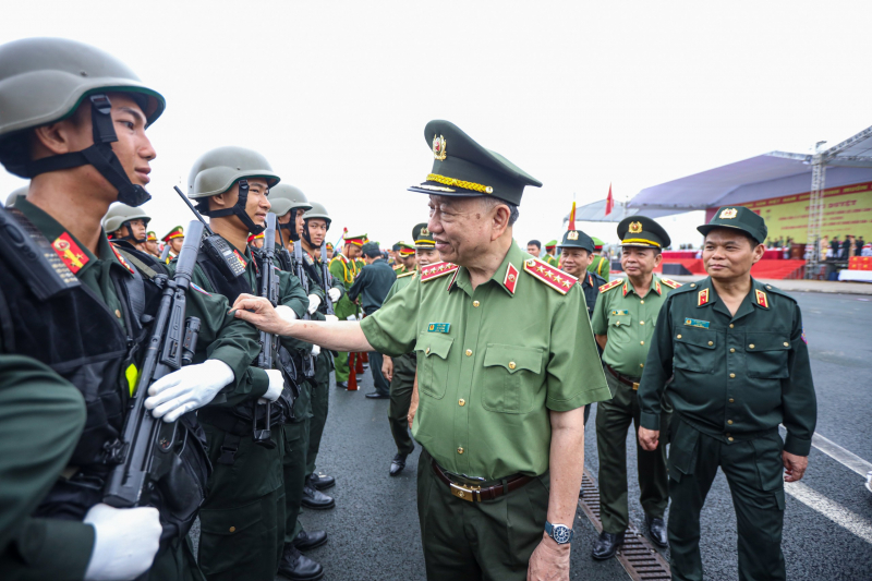 Bộ trưởng Tô Lâm, Thứ trưởng Nguyễn Văn Long với các đại biểu thăm, động viên CBCS thực hiện nhiệm vụ ở các khối.