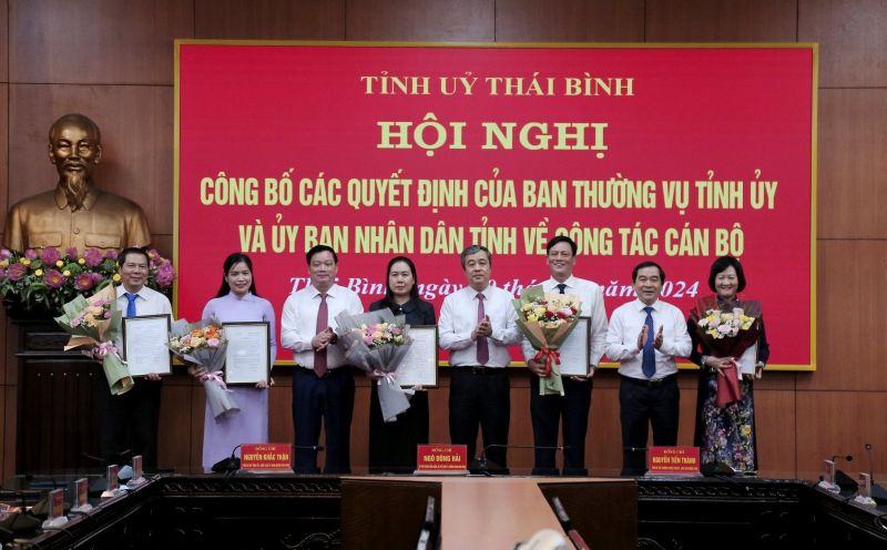 Các đồng chí Thường trực Tỉnh ủy đã trao quyết định và tặng hoa chúc mừng các đồng chí được nhận quyết định phân công, điều động, luân chuyển và bổ nhiệm đợt này.