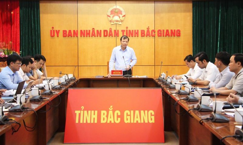 Phó Chủ tịch UBND tỉnh Bắc Giang Phan Thế Tuấn chủ trì hội nghị.