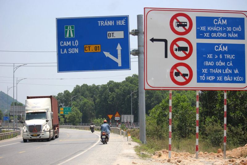 Cao tốc Cam Lộ - La Sơn (dài 98km) đang khai thác 2 làn xe, đã giải phóng mặt bằng với quy mô 4 làn xe hoàn chỉnh. Để nâng cấp đường cao tốc này lên 4 làn xe hoàn chỉnh cần khoảng 7.000 tỷ đồng. Ảnh: Báo GT