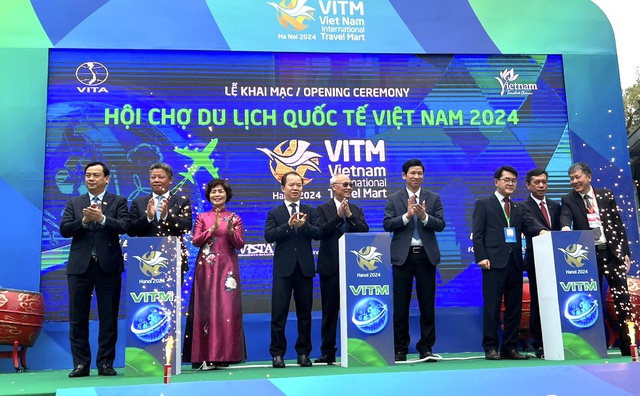 Các đại biểu ấn nút khai mạc VITM Hà Nội 2024. Ảnh: VGP
