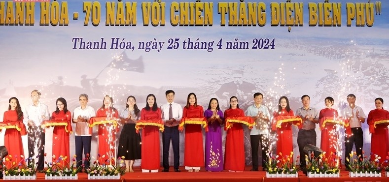 Các đại biểu cắt băng khai mạc triển lãm “Thanh Hóa - 70 năm với Chiến thắng Điện Biên Phủ”.