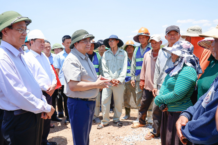 Thủ tướng Phạm Minh Chính thăm hỏi, động viên người dân bị ảnh hưởng bởi hạn - Ảnh: VGP/Nhật Bắc.