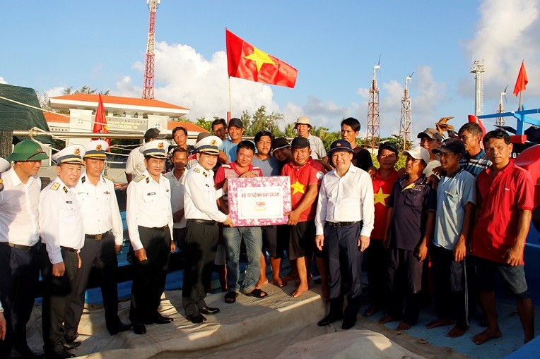 Đoàn thăm, tặng quà, động viên bà con ngư dân tại Âu tàu đảo Trường Sa lớn. (Ảnh: Phương Điền)