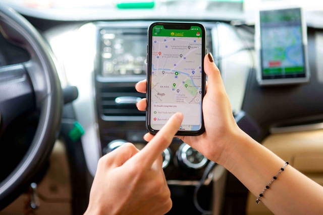 Khách hàng trải nghiệm các dịch vụ ứng dụng công nghệ mới của App taxi Mai Linh