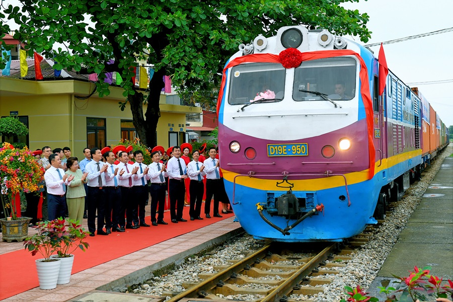 Hải Dương tổ chức khai trương đoàn tàu vận chuyển hàng hóa đầu tiên từ Ga Cao Xá tham gia hành trình liên vận quốc tế.