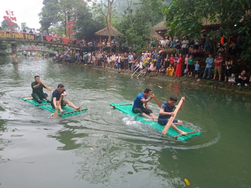 Du khách tham quan, trải nghiệm tại Khu du lịch Suối Mỏ Mắm, huyện Bắc Sơn, tỉnh Lạng Sơn