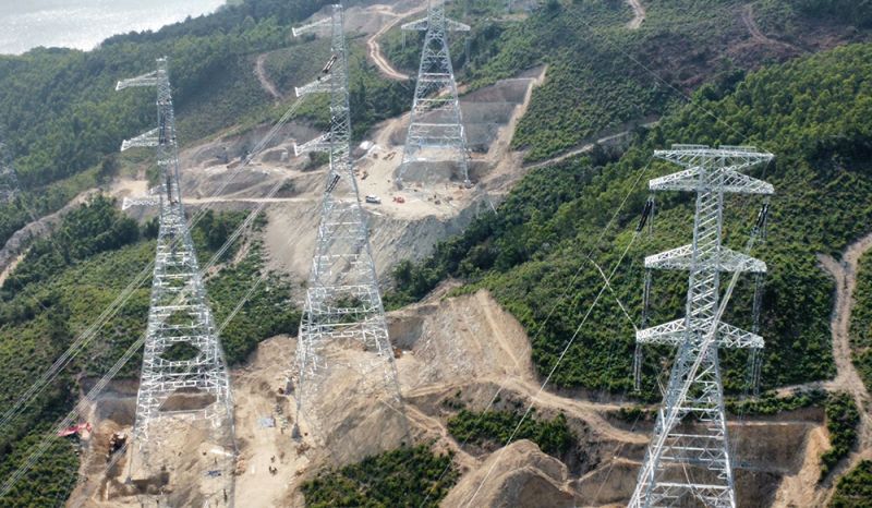 Những khoảng néo đầu tiên Dự án đường dây 500kV mạch 3 đã hoàn thành dựng cột, kéo dây