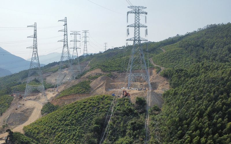 Những khoảng néo đầu tiên Dự án đường dây 500kV mạch 3 đã hoàn thành dựng cột, kéo dây