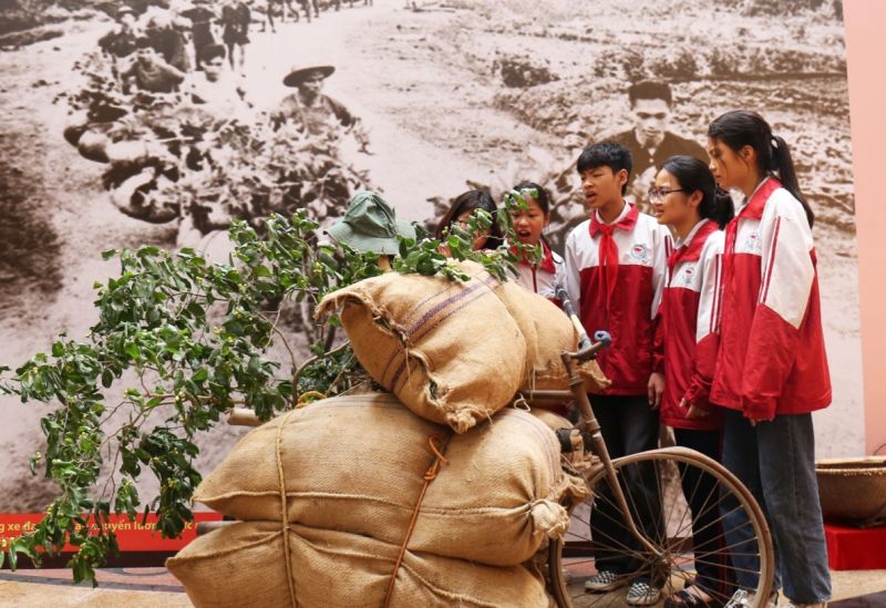 Học sinh Trường THCS Ninh Xá tham quan hiện vật trong chiến dịch Điện Biên Phủ trưng bày tại Bảo tàng tỉnh.