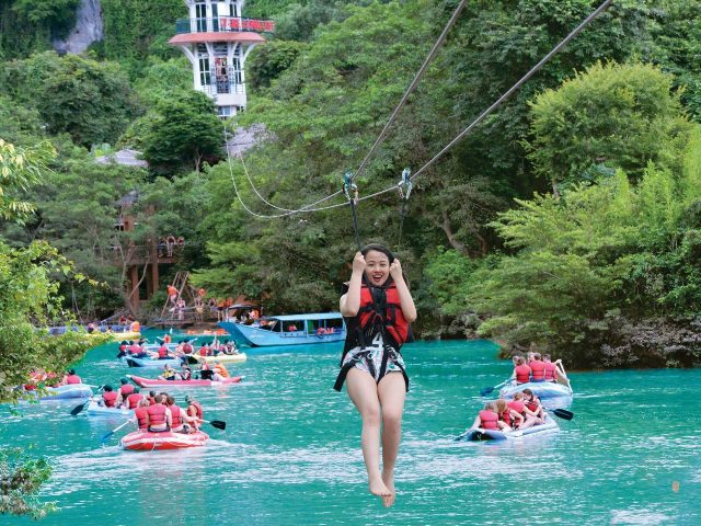 Du khách nhảy zipline trên sông Chày - Hang tối.