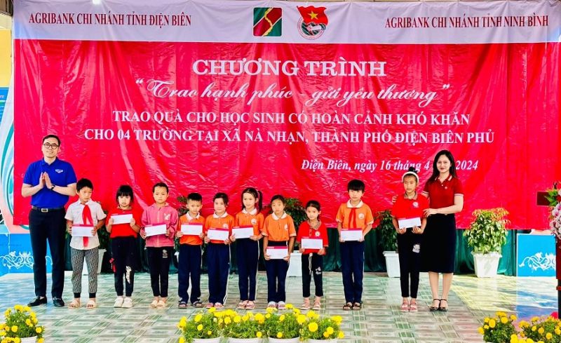 Agribank Chi nhánh tỉnh Điện Biên phối hợp cùng Agribank Chi nhánh tỉnh Ninh Bình tổ chức chương trình “Trao hạnh phúc - Gửi yêu thương” cho các em học sinh có hoàn cảnh khó khăn của 4 trường ở xã Nà Nhạn, thành phố Điện Biên Phủ, tỉnh Điện Biên