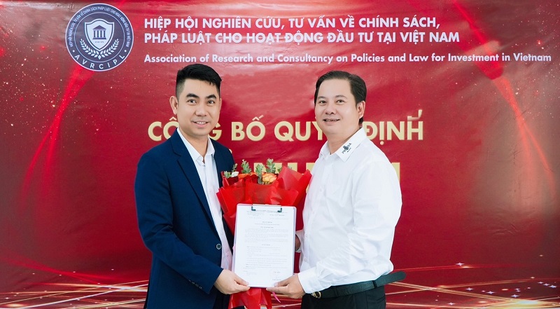 Ông Trần Sơn Vũ - Chủ tịch Hiệp hội trao quyết định bổ nhiệm ông Trung Hoàng làm Trưởng ban Truyền thông